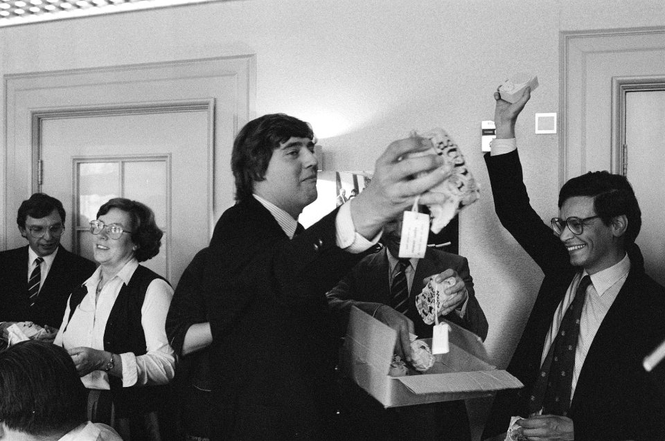 Voorzitter Nijpels van de VVD-fractie deelt lachzakken uit aan nieuwe fractieled, Bestanddeelnr 932-3193