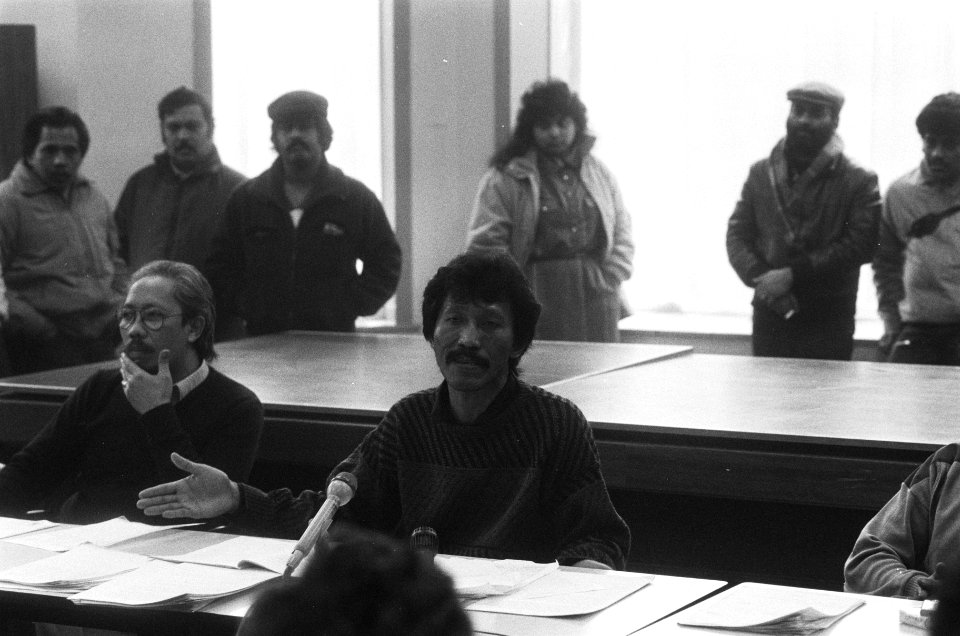 Voorzitter Paul Somohardjo staat pers te woord. Op achtergrond asielzoekers, Bestanddeelnr 933-5504