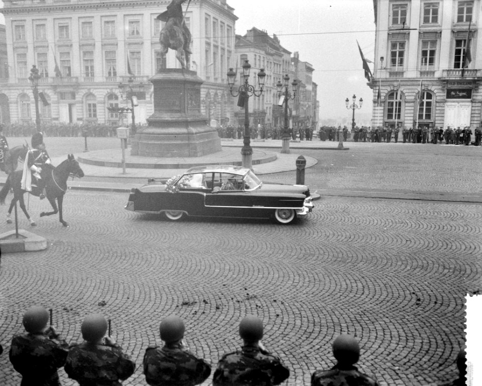 Vorstelijk huwelijk te Brussel, rijtoer door de stad na het huwelijk, Bestanddeelnr 911-8778