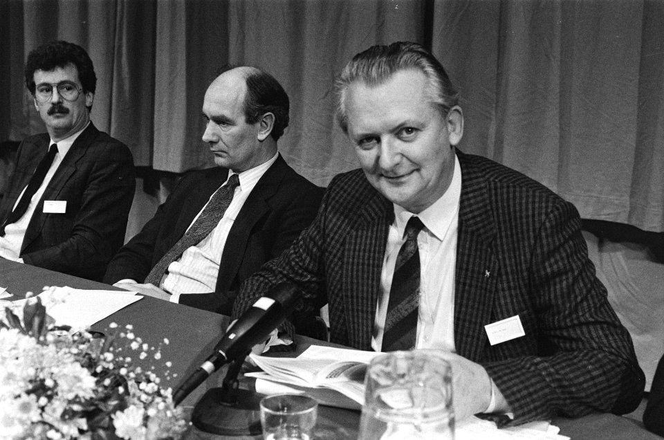 Voorzitter Ton de Jong (r.) en CDA-fractievoorzitter Bert de Vries (m), Bestanddeelnr 933-5901