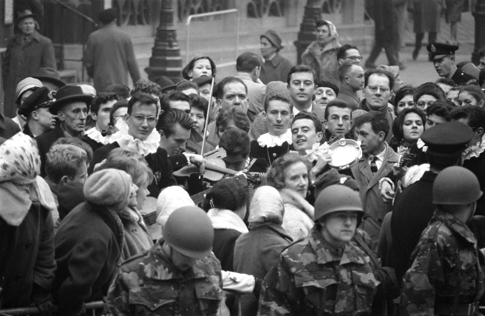 Vorstelijk huwelijk te Brussel, Spaanse studenten langs de route, Bestanddeelnr 911-8793