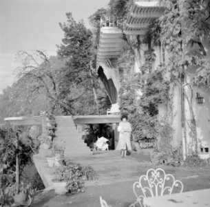 Voorzijde van de villa in Porto Ronco met mevrouw Kramer, Bestanddeelnr 254-4716