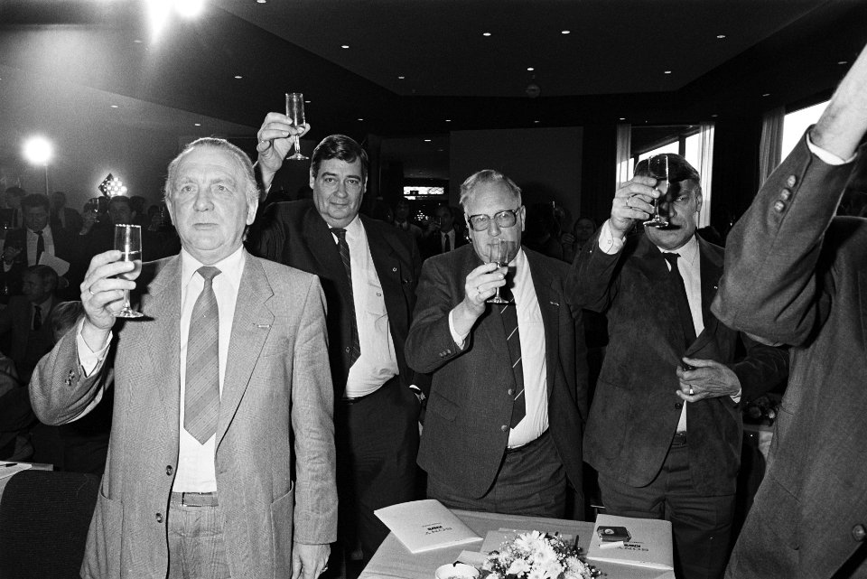 Voorzitter van de KNVB Van Marle (l) en dhr. A. (Ton) Brandsteder van Sony (r) h, Bestanddeelnr 932-7711
