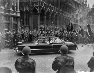 Vorstelijk huwelijk te Brussel, rijtoer door de stad na het huwelijk, Bestanddeelnr 911-8779