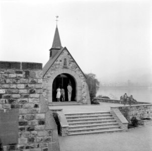 Voorzijde van de nieuwe kapel aan de Vierwaldstättersee (Vierwoudstedenmeer), Bestanddeelnr 254-3629