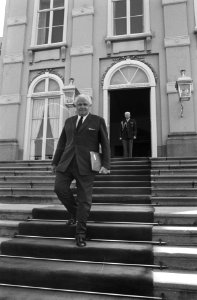 Voorzitter van de Tweede Kamer mr. Van Thiel bij vertrek, Bestanddeelnr 924-5146