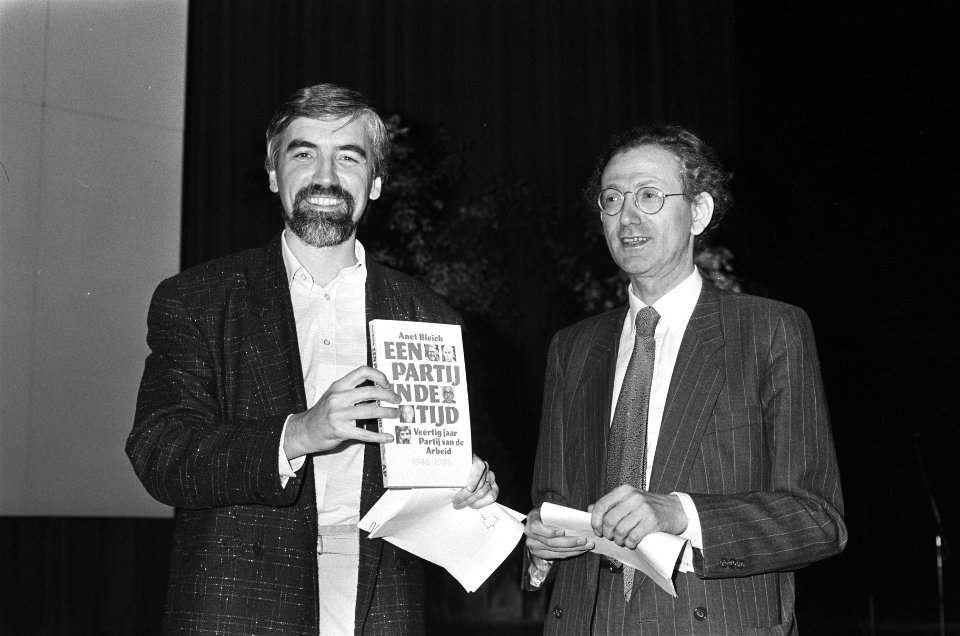 Voorzitter Max van den Berg krijgt boek over PvdA aangeboden door Martin van Ame, Bestanddeelnr 933-5619