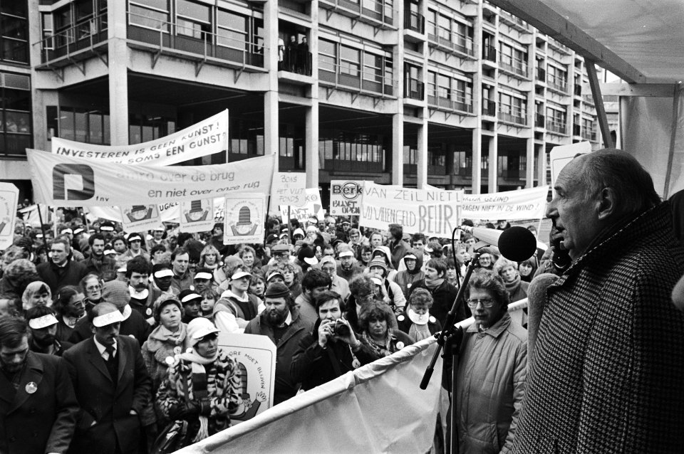 Voorzitter van de Raad van Bestuur Bons spreekt de demonstranten toe, Bestanddeelnr 932-4925