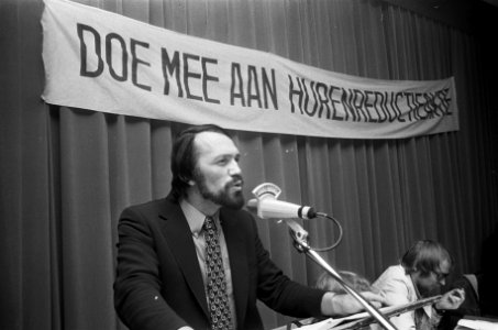 Voorzitter van het actiecomité Niek ten Hagen spreekt op de achtergrond een spa, Bestanddeelnr 927-0119