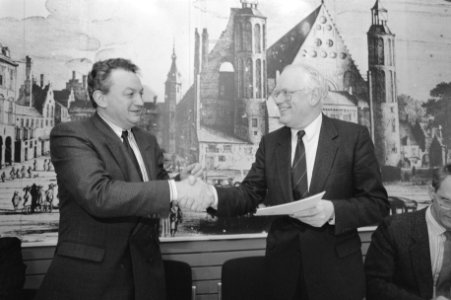 Voorzitter Vereniging tot Behoud Natuurmonumenten prof. ir. Quené overhandigt no, Bestanddeelnr 934-1923