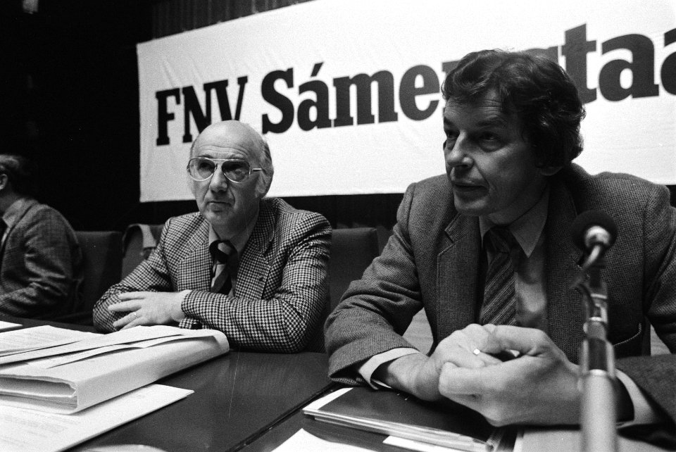 Voorzitter Wim Kok (r) met Wim Spit (l), Bestanddeelnr 930-4710
