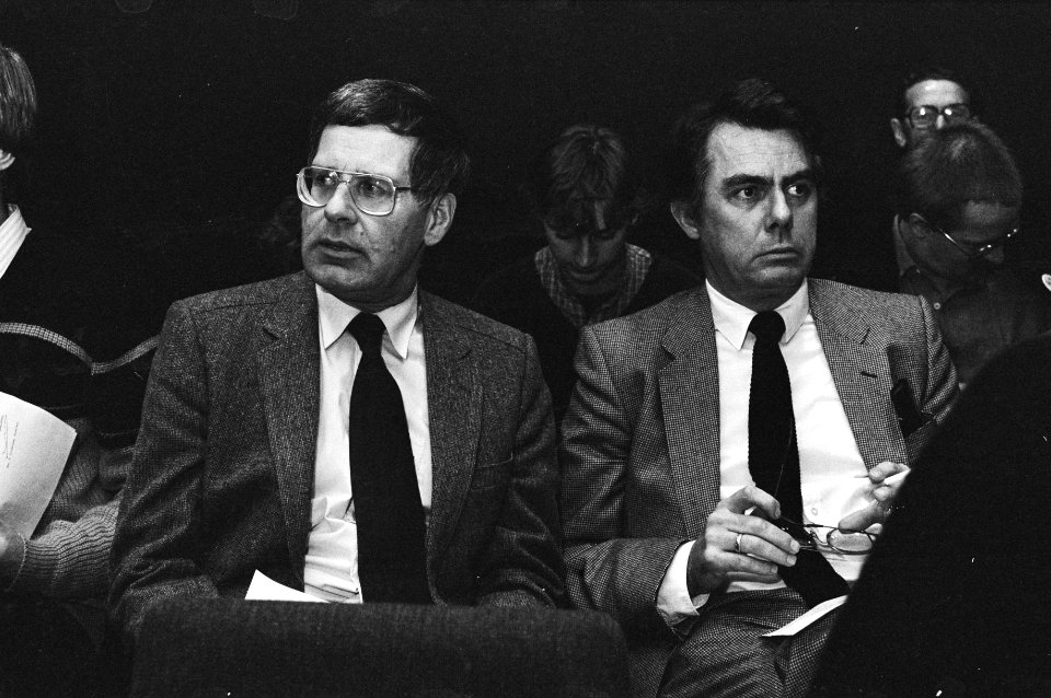 Voorzitter van Azivo René Toussaint (l) en directeur Halm op de publieke tribune, Bestanddeelnr 932-4684