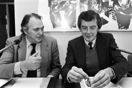 Voorzitter Wim Kok (r) en vicevoorzitter Herman Bode, Bestanddeelnr 932-7344