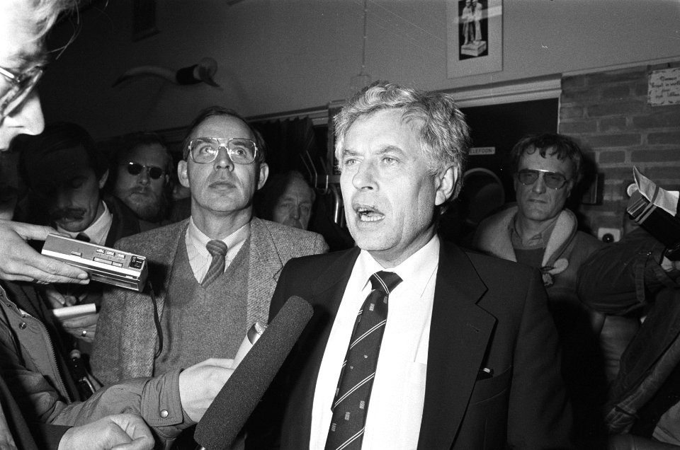 Voorzitter Sipkema (r.) en ijsmeester Kroes (l.) delen in Leeuwarden mee dat er , Bestanddeelnr 933-5719
