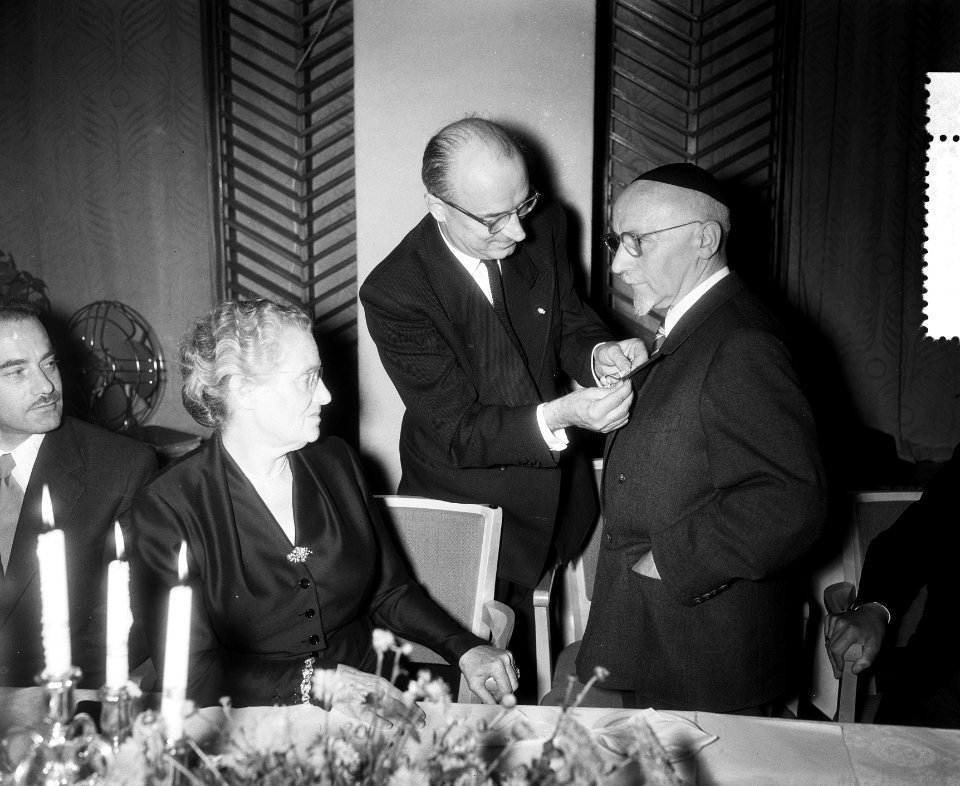 Voorzitter Portugees-Israëlitische Gemeente 70 jaar, Dr. Perciar Ridder van Oran, Bestanddeelnr 907-3559