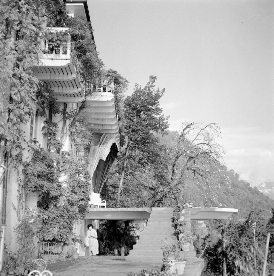 Voorzijde van de villa in Porto Ronco met terras en uitzicht op de bergen aan he, Bestanddeelnr 254-4715