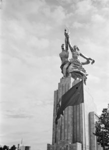 Voorzijde van het paviljoen van de Sovjet-Unie met beeldengroep en de nationale , Bestanddeelnr 254-2674
