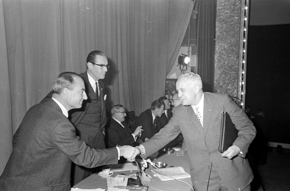 Voorzitter van het NKV, dhr. P.J.J. (Jan) Mertens (rechts) neemt afscheid van dr, Bestanddeelnr 919-8214