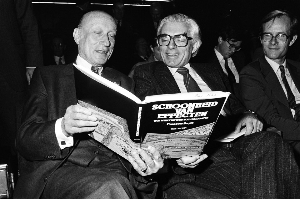 Voorzitter A. van Emden (l) en burgemeester Polak bekijken het boek Schoonheid , Bestanddeelnr 932-4136