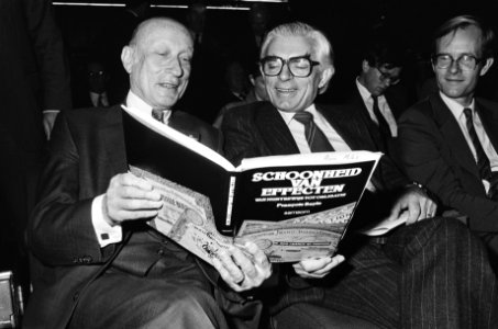 Voorzitter A. van Emden (l) en burgemeester Polak bekijken het boek Schoonheid , Bestanddeelnr 932-4136