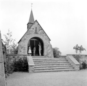 Voorzijde van de nieuwe kapel aan de Vierwaldstättersee (Vierwoudstedenmeer), Bestanddeelnr 254-3630