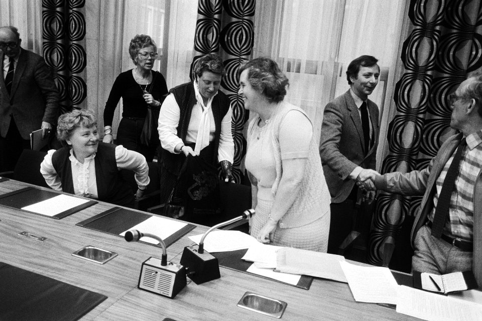 Voorzitter Arie van der Hek (PvdA) begroet vrouwen van de actiegroep, Bestanddeelnr 932-5345