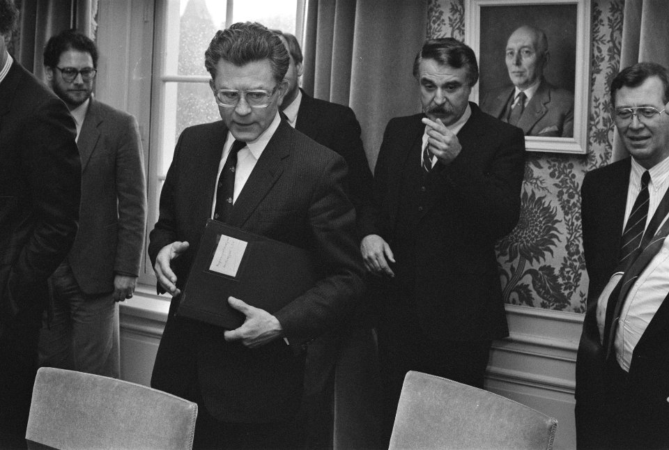 Voorzitter sectie betaald voetbal Van der Louw praat met minister Van Dijk en Ko, Bestanddeelnr 934-1333