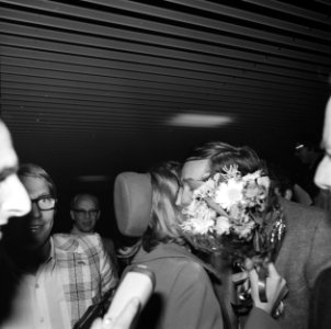 Vrijgelaten stewardess wordt met bloemen begroet, Bestanddeelnr 926-8562