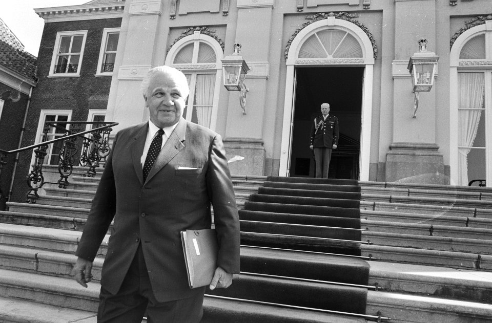 Voorzitter van de Tweede Kamer mr. Van Thiel bij zijn vertrek, Bestanddeelnr 924-5143