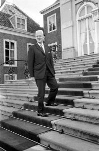 Voorzitter der Eerst Kamer professor dr. J.P. Mazure (PvdA) arriveert bij Paleis, Bestanddeelnr 919-6877