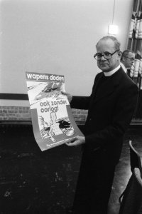 Voorzitter Bisschop Ernst met een affiche, Bestanddeelnr 932-3742