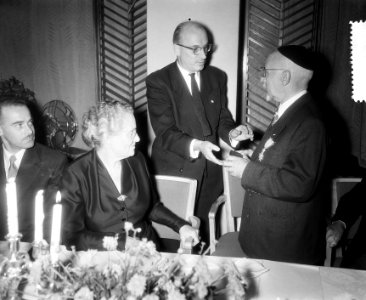Voorzitter Portugees-Israëlitische Gemeente 70 jaar, Dr. Perciar Ridder van Oran, Bestanddeelnr 907-3555