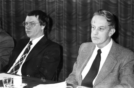 Voorzitter Steenkamp (r) met daarnaast dhr S. Faber, Bestanddeelnr 930-1731