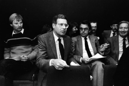 Voorzitter van Azivo René Toussaint (l) en directeur Halm op de publieke tribune, Bestanddeelnr 932-4683