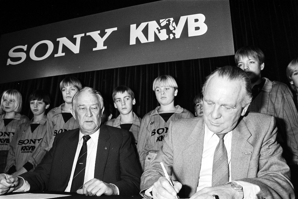 Voorzitter van de KNVB Van Marle (r) en dhr. A. (Ton) Brandsteder van Sony teken, Bestanddeelnr 932-7710