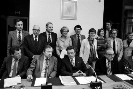 Voorzitter Van Dijk (m) met de commissie, Bestanddeelnr 932-5431