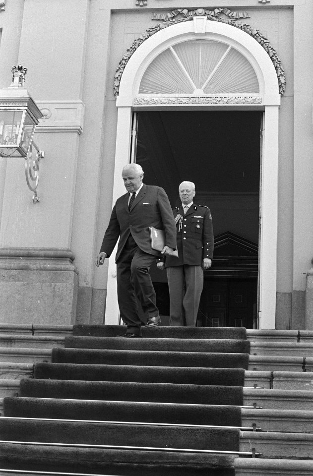 Voorzitter van de Tweede Kamer mr. Van Thiel bij vertrek, Bestanddeelnr 924-5147