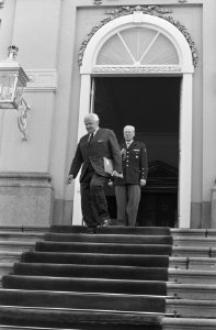 Voorzitter van de Tweede Kamer mr. Van Thiel bij vertrek, Bestanddeelnr 924-5147