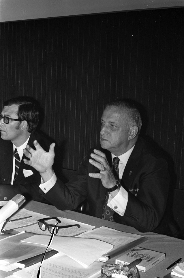 Voorzitter sectie Betaald Voetbal Jos Coler aan het woord, Bestanddeelnr 925-5973