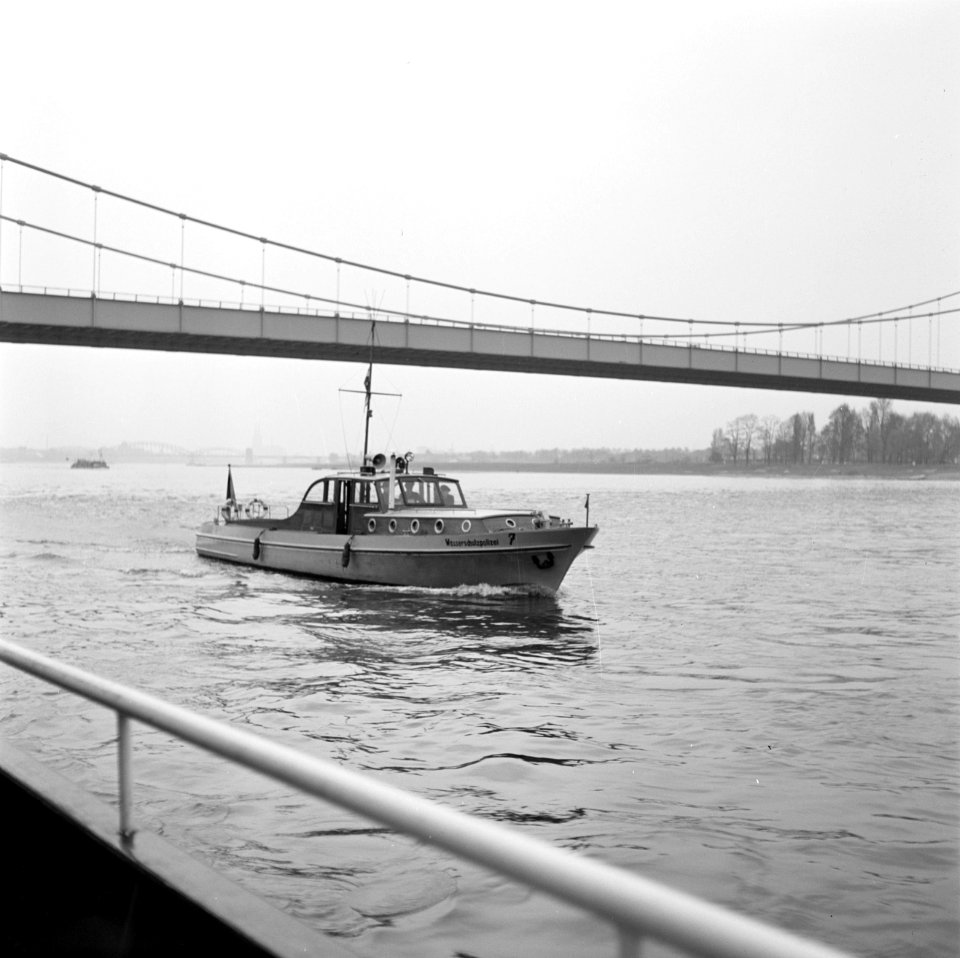 Wasserschutzpolizei onder de Deutzer Brücke bij keulen, Bestanddeelnr 254-1514