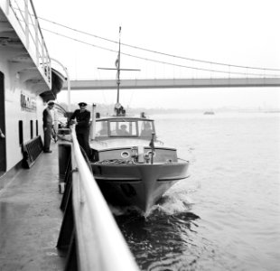 Wasserschutzpolizei komt aan boord van de Damco 9, links schipper Anton Rieb, Bestanddeelnr 254-1515