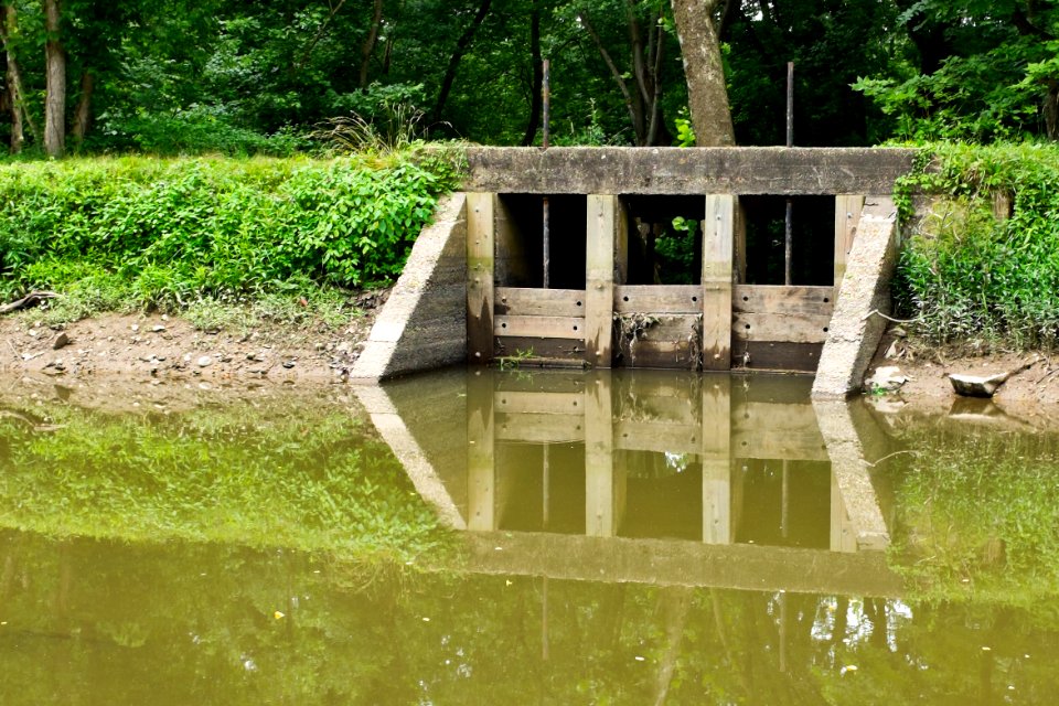 Waste Weir above Pennyfield Lock