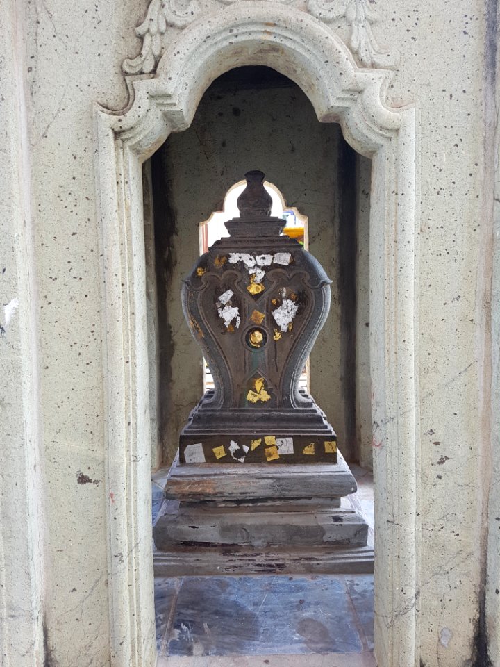 Wat Kanlayanamit - boundary stone - 2017-02-25 (005)