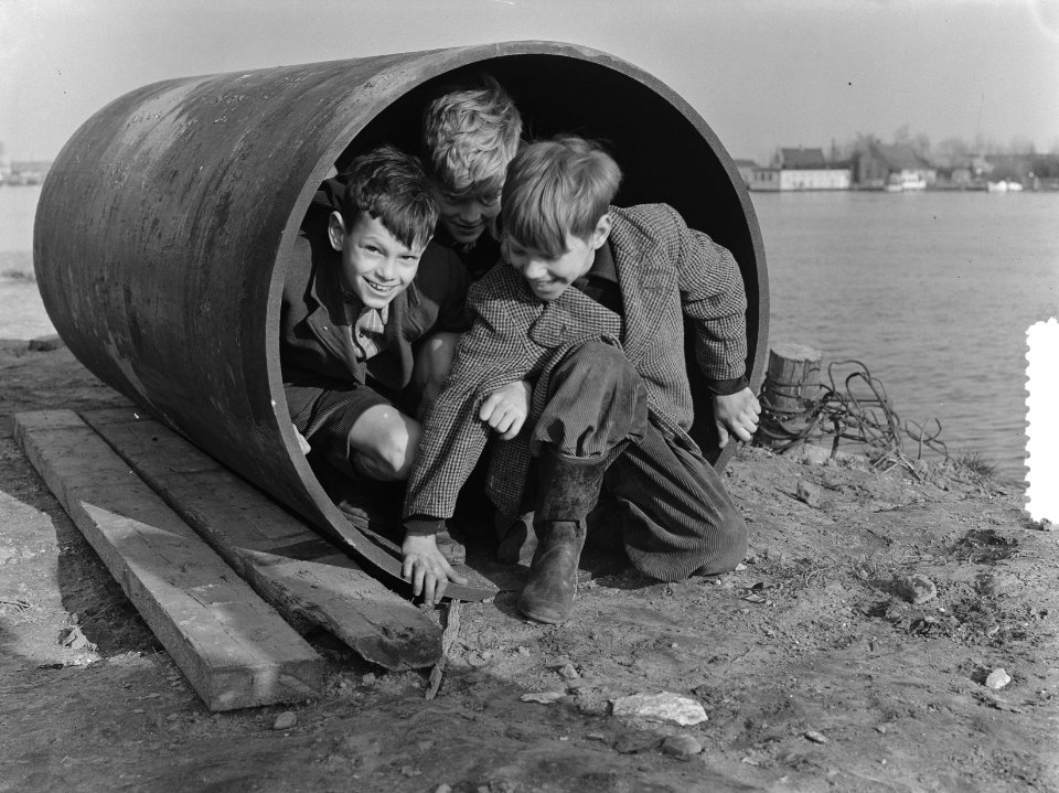 Wat doen jongens met mooi voorjaarsweer (op het bouwterrein, Bestanddeelnr 904-9876