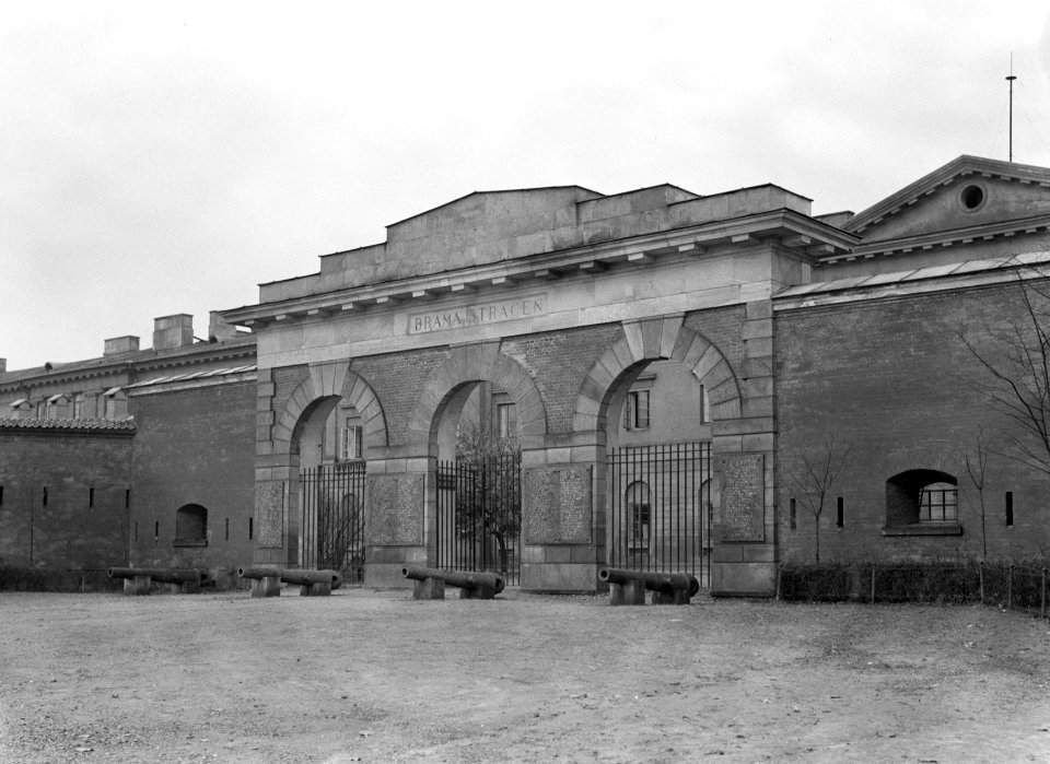 Warschau. Citadel buitenzijde van de Poort van de Executies. Voor de poort ligg, Bestanddeelnr 191-0027