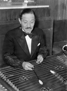 Warschau. Wijnhuis Fukier de bespeler van de cimbalom uit het zigeunerorkest, Bestanddeelnr 191-0024