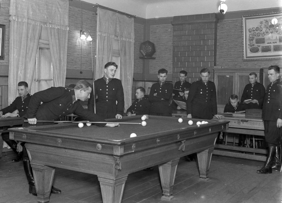 Warschau Jonge politieagenten buiten diensttijd spelen biljart In de hoek tege, Bestanddeelnr 190-1290