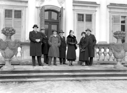Warschau Een groep van vijf mannen en twee vrouwen op het terras voor het palei, Bestanddeelnr 190-1238 photo