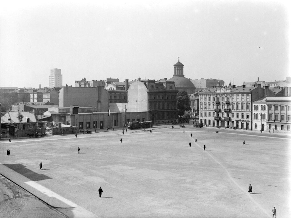 Warschau. Josef Pilsudskiplein met gezicht op de koepel van de Lutherse kerk, Bestanddeelnr 190-0030
