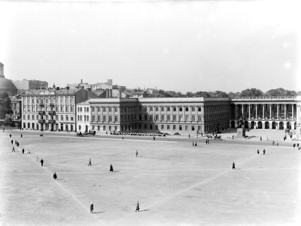 Warschau. Josef Pilsudski plein met het presidentiele paleis (het Saksische Pale, Bestanddeelnr 190-0028